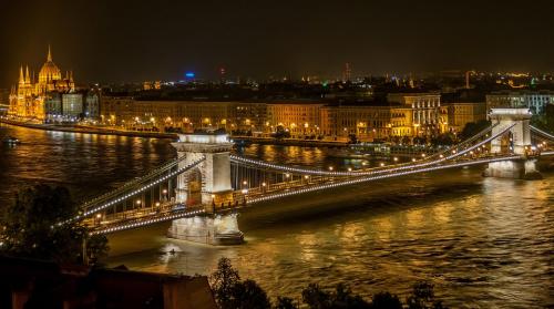 Romantikus hétvégi program Budapesten: próbáld ki a sétahajózást!